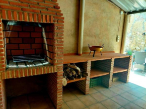 Casa rural con barbacoa y amplia terraza.